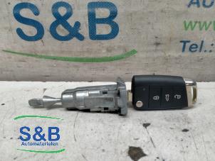 Used Door lock cylinder, left Volkswagen Golf VII (AUA) 1.4 GTE 16V Price € 55,00 Margin scheme offered by Schaap & Bron