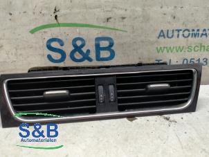 Usagé Grille aération tableau de bord Audi A5 Quattro (B8C/S) 2.0 TFSI 16V Prix € 30,00 Règlement à la marge proposé par Schaap & Bron