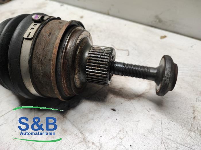 Front drive shaft, left from a Audi A4 Avant (B9) 2.0 TFSI 16V 2016