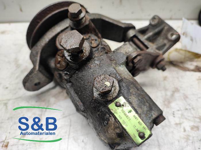 Używane Pompa hydrauliczna Audi 100 Quattro (C3) 2.2 Kat. Cena € 125,00 Procedura marży oferowane przez Schaap & Bron