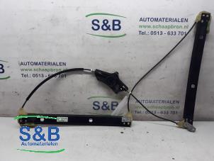Używane Mechanizm szyby lewej przedniej wersja 4-drzwiowa Audi A4 Avant (B9) 2.0 TFSI 16V Cena € 70,00 Procedura marży oferowane przez Schaap & Bron