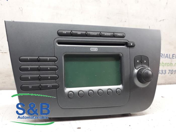 Radio CD player from a Seat Altea XL (5P5) 1.4 TSI 16V 2008