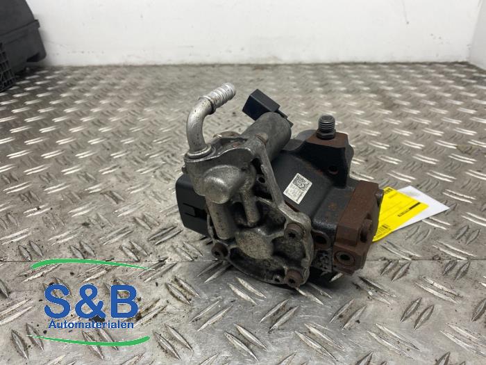 High pressure pump from a Audi A1 Sportback (8XA/8XF) 1.6 TDI 16V 2015