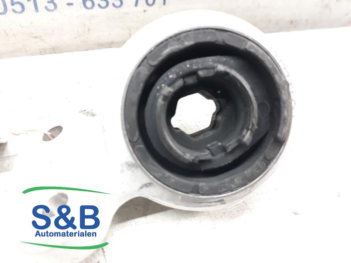Front lower wishbone rubber, left from a BMW 3 serie (E46/2) 320 Cd 16V 2004