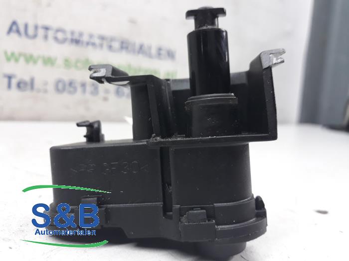 Fuel tank cap lock