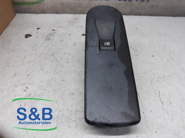 Usados Interruptor de ventanilla eléctrica Renault Clio IV Estate/Grandtour (7R) 1.5 Energy dCi 90 FAP Precio € 15,00 Norma de margen ofrecido por Schaap & Bron