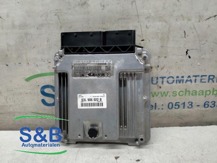 Engine management computer from a Audi A4 Avant (B8) 2.0 TDI 16V 2008