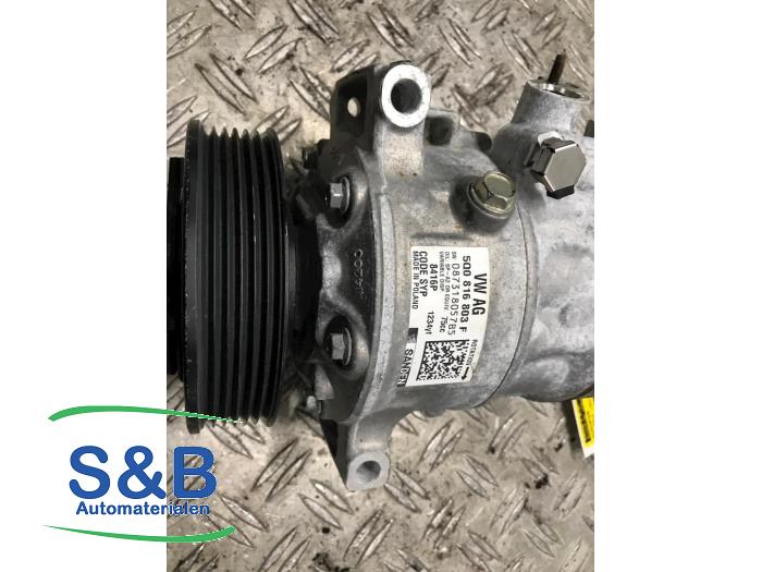 Air conditioning pump from a Volkswagen Caddy Combi IV 2.0 TDI 102 2018