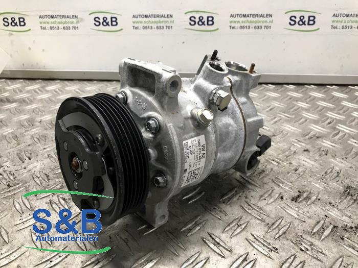 Air conditioning pump from a Volkswagen Caddy Combi IV 2.0 TDI 102 2018