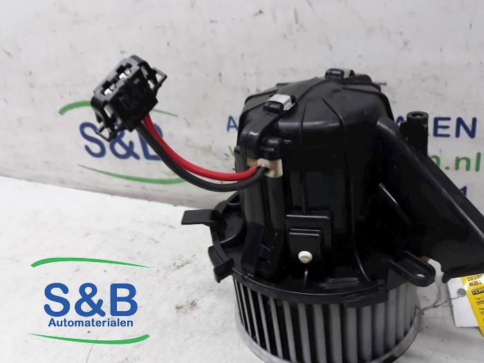 Heating and ventilation fan motor from a Audi A4 Avant (B8) 2.0 TDI 16V 2009