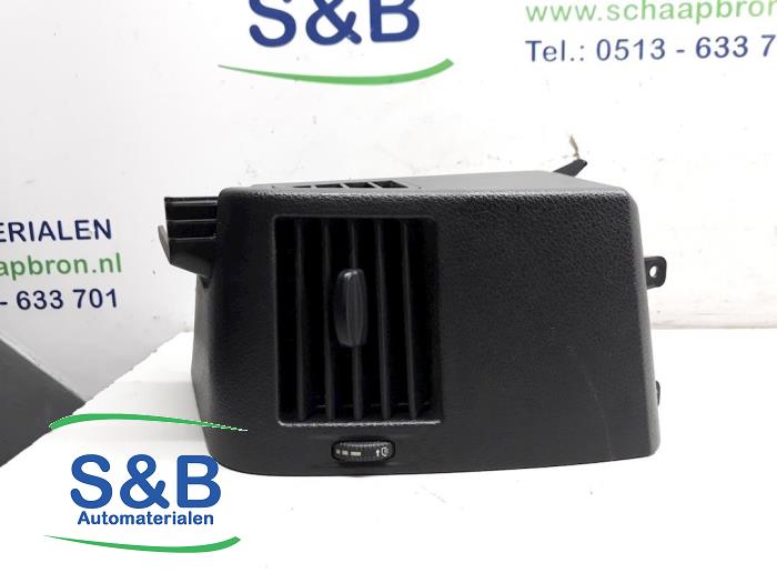 Air grill side from a Volkswagen Crafter 2.5 TDI 28/30/32/35 SWB 2006