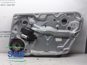 Używane Mechanizm szyby prawej przedniej wersja 4-drzwiowa Volkswagen Passat Syncro/4Motion (3B2) 2.8 30V Cena € 40,00 Procedura marży oferowane przez Schaap & Bron