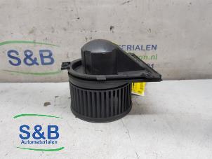 Używane Silnik wentylatora nagrzewnicy Volkswagen Passat (3B2) 1.6 Cena € 50,00 Procedura marży oferowane przez Schaap & Bron