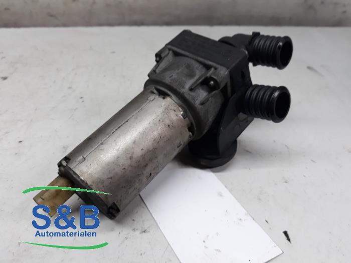 Begagnade Extra vattenpump BMW 1 serie (E87/87N) 118d 16V Pris € 40,00 Marginaltabell erbjuds av Schaap & Bron