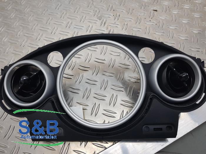 Usados Pieza de salpicadero BMW Mini (R50/53) 1.6 16V Cooper Precio € 29,99 Norma de margen ofrecido por Schaap & Bron