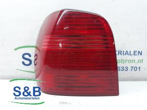Używane Tylne swiatlo pozycyjne lewe Volkswagen Polo III (6N2) 1.4 Cena € 30,00 Procedura marży oferowane przez Schaap & Bron