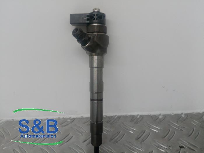 Injector (diesel) from a Volkswagen Golf VII (AUA) 2.0 TDI 16V 2012