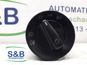 Usados Interruptor de luz Skoda Octavia Combi (1U5) 1.6 Precio € 30,00 Norma de margen ofrecido por Schaap & Bron