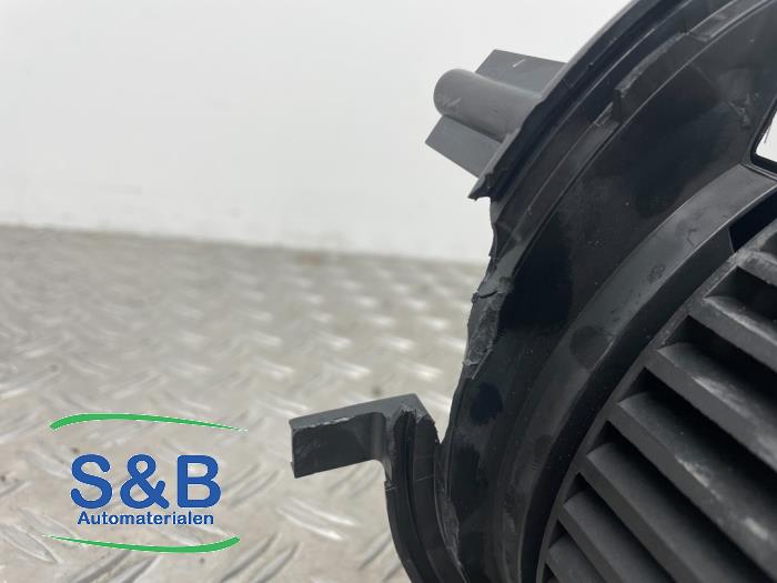 Heating and ventilation fan motor from a Audi Q2 (GAB/GAG) 1.4 TFSI 16V 2017