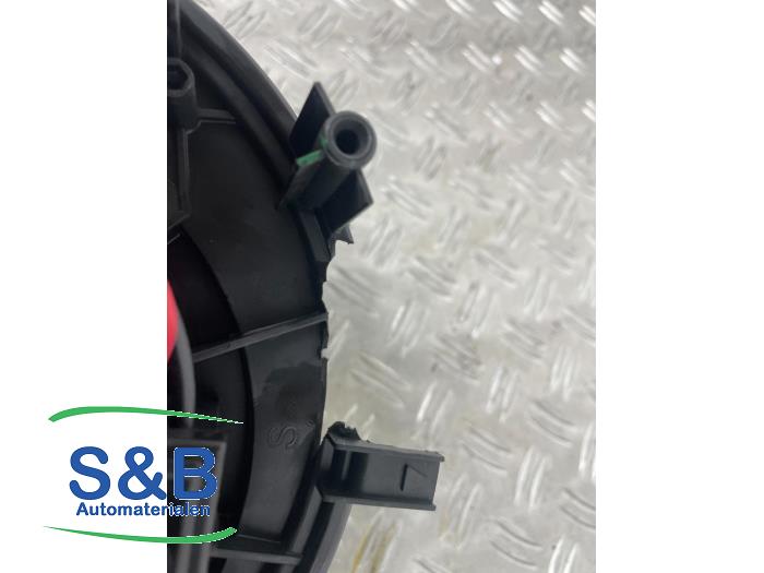 Heating and ventilation fan motor from a Audi Q2 (GAB/GAG) 1.4 TFSI 16V 2017