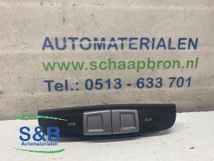 Używane Zlacze AUX/USB Seat Leon (1P1) 1.2 TSI Cena € 15,00 Procedura marży oferowane przez Schaap & Bron