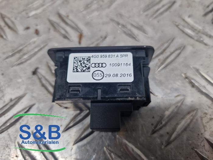 Tailgate switch from a Audi A4 (B8) 2.0 TDI 16V 2011