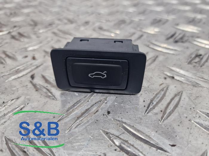 Tailgate switch from a Audi A4 (B8) 2.0 TDI 16V 2011