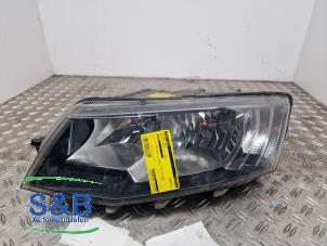 Used Headlight, left Skoda Octavia Combi (5EAC) 2.0 TDI GreenTec 16V Price € 75,00 Margin scheme offered by Schaap & Bron