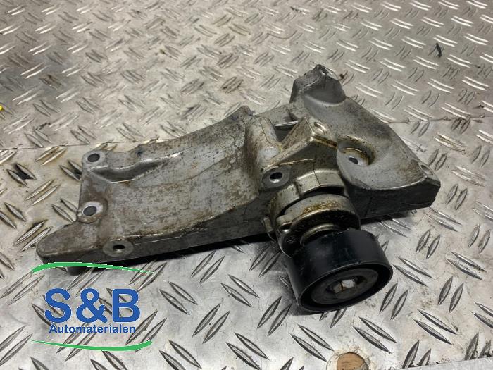 Usagé Support dynamo haut Volkswagen Polo V (6R) 1.4 16V Prix € 30,00 Règlement à la marge proposé par Schaap & Bron