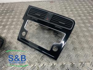 Usagé Grille aération tableau de bord Volkswagen Golf VII (AUA) 1.4 TSI 16V Prix € 35,00 Règlement à la marge proposé par Schaap & Bron
