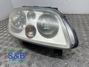 Used Headlight, right Volkswagen Touran (1T1/T2) 2.0 FSI 16V Price € 50,00 Margin scheme offered by Schaap & Bron
