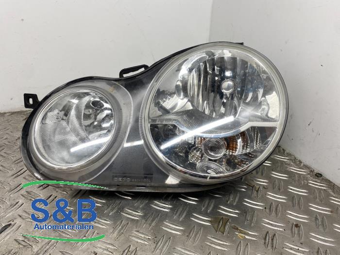 Headlight, left from a Volkswagen Polo IV (9N1/2/3) 1.2 12V 2003