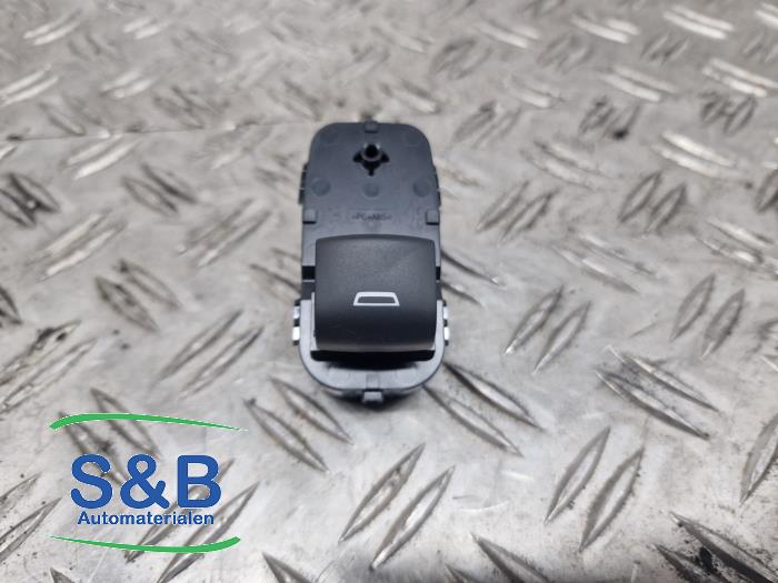 Usados Interruptor de ventanilla eléctrica Opel Ampera-e Ampera-e Precio € 10,00 Norma de margen ofrecido por Schaap & Bron