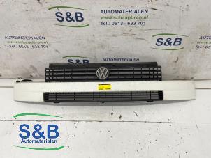 Używane Grill Volkswagen Transporter/Caravelle T4 1.9 D,Caravelle Cena € 75,00 Procedura marży oferowane przez Schaap & Bron