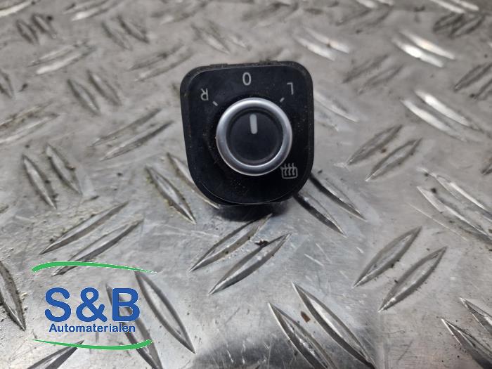 Używane Przelacznik lusterka Volkswagen Passat CC (357) 2.0 TDI 16V 170 Cena € 15,00 Procedura marży oferowane przez Schaap & Bron