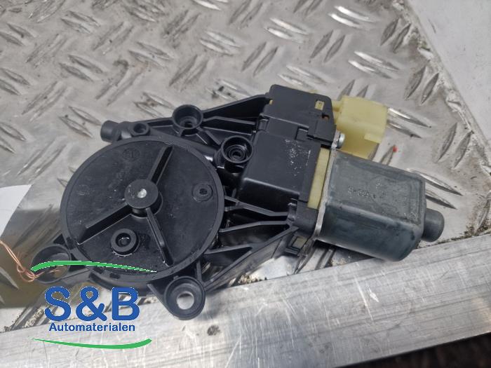Usados Motor de ventanilla de puerta Ford Fiesta 6 (JA8) 1.25 16V Precio € 25,00 Norma de margen ofrecido por Schaap & Bron
