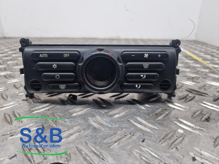 Używane Panel climatronic BMW Mini (R50/53) 1.6 16V Cooper Cena € 45,00 Procedura marży oferowane przez Schaap & Bron