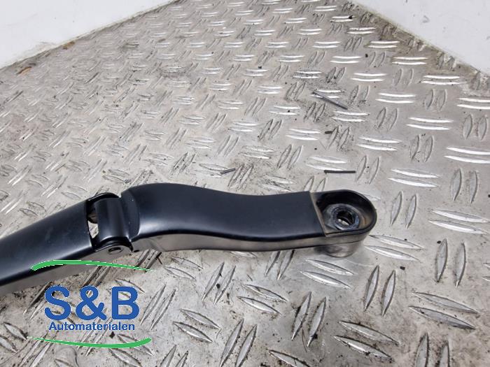 Front wiper arm from a Opel Insignia Grand Sport 1.6 Turbo 16V 200 2019