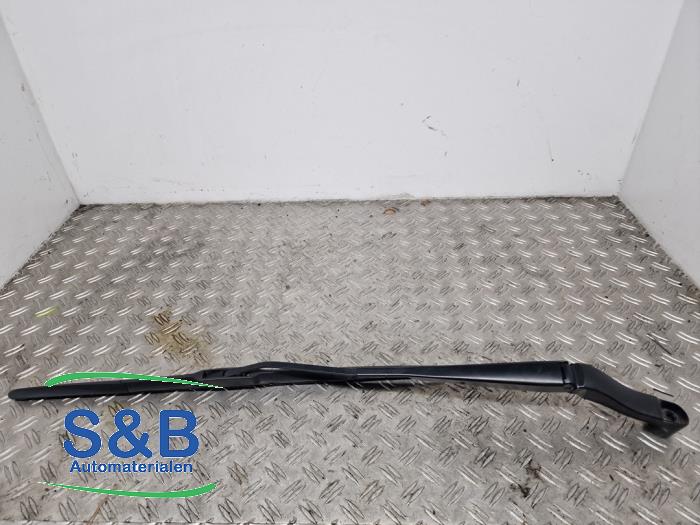 Front wiper arm from a Opel Insignia Grand Sport 1.6 Turbo 16V 200 2019