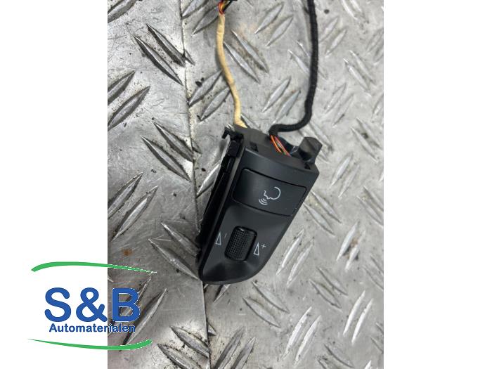 Steering wheel mounted radio control from a Audi A3 (8P1) 1.6 2009