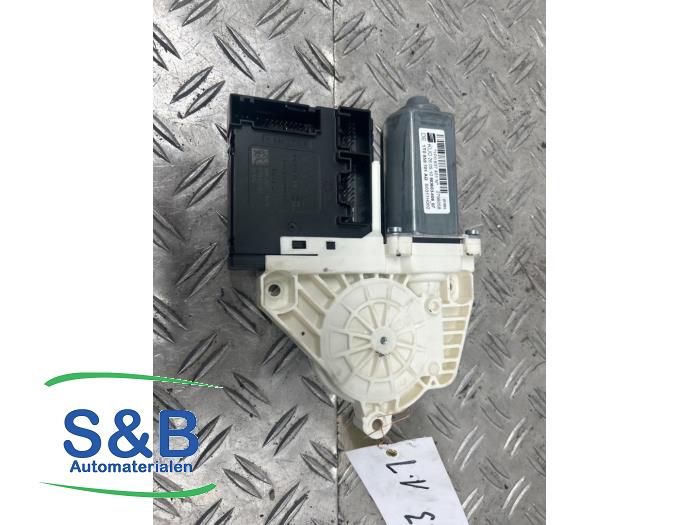 Usados Motor de ventanilla de puerta Seat Leon (1P1) 1.4 TSI 16V Precio € 40,00 Norma de margen ofrecido por Schaap & Bron