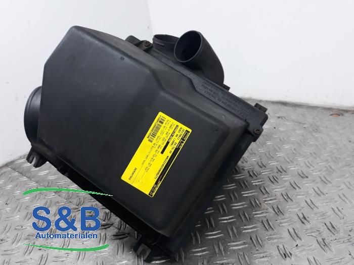 Air box from a Audi A8 (D2) 2.8 V6 30V 1999
