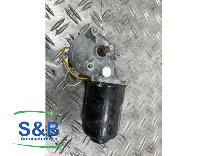 Front wiper motor from a Opel Corsa C (F08/68) 1.2 16V Twin Port 2005