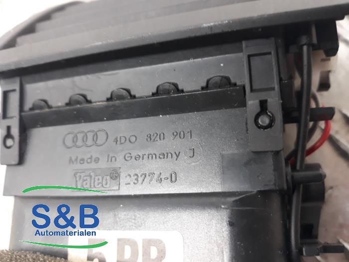 Grille aération tableau de bord d'un Audi A8 (D2) 2.8 V6 30V 1999