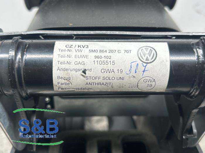 Armrest from a Volkswagen Golf Plus (5M1/1KP) 1.6 FSI 16V 2006