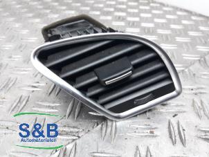 Usados Rejilla de aire de salpicadero Audi A4 (B8) 1.8 TFSI 16V Precio € 20,00 Norma de margen ofrecido por Schaap & Bron