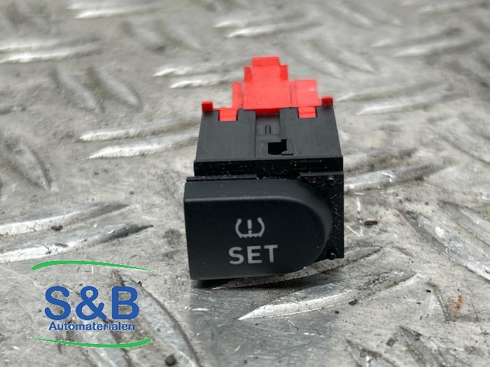 Pressure switch from a Seat Leon (1P1) 2.0 TDI 16V FR 2012