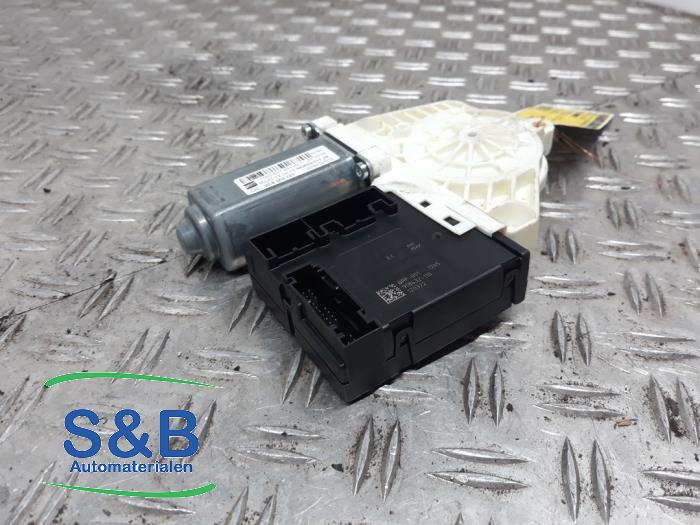 Usados Motor de ventanilla de puerta Seat Leon (1P1) 2.0 TDI 16V FR Precio € 70,00 Norma de margen ofrecido por Schaap & Bron