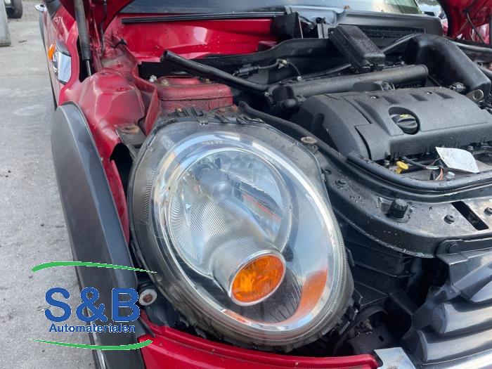 Headlight, right from a MINI Clubman (R55) 1.4 16V One 2009