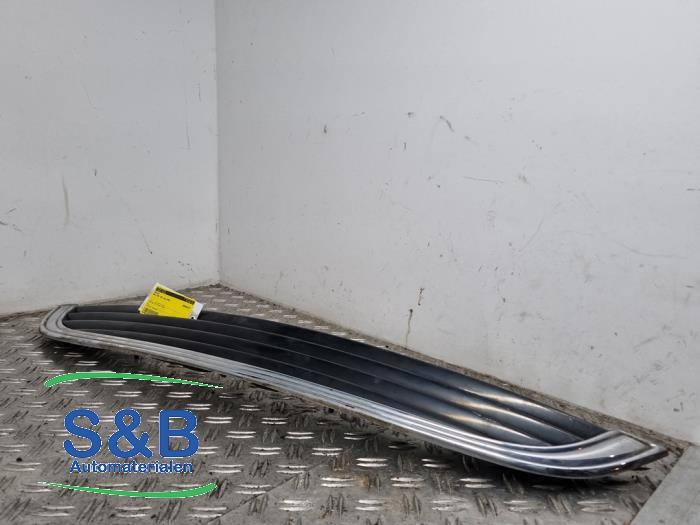 Używane Grill BMW Mini (R50/53) 1.6 16V Cooper Cena € 40,00 Procedura marży oferowane przez Schaap & Bron